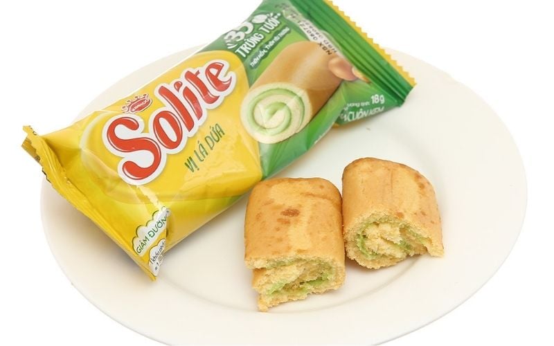 Bánh bông lan cuộn kem SOLITE có lớp bánh mềm xốp kết hợp kem lá dứa thơm béo 